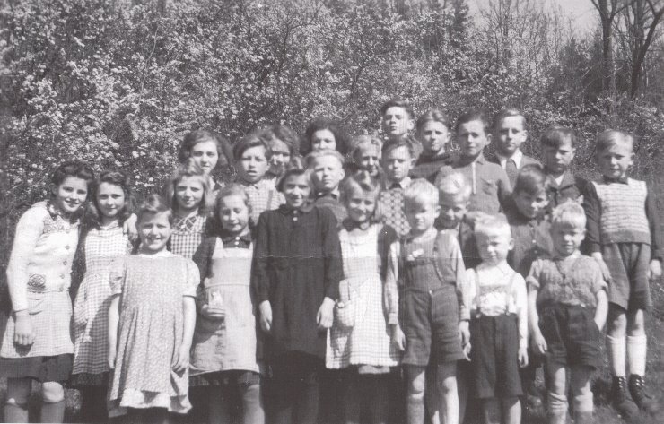 Schulkinder in Vierschau im Jahr 1950